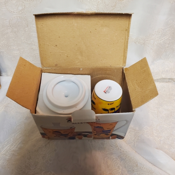 Porcelain Sugar Bowl and Creamer - Picture 4 of 16